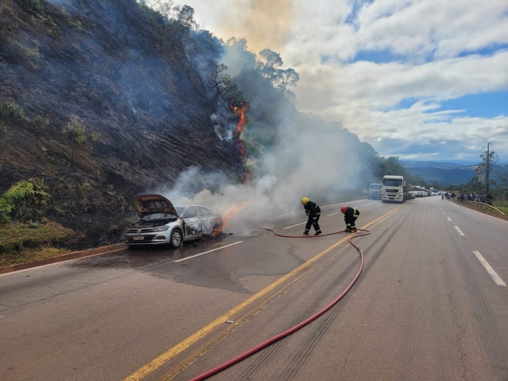 Carro Pega Fogo Na Serra Da Santa Na Br Em Itabirito