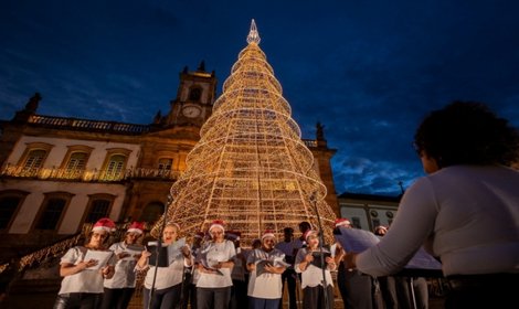 Famílias se reúnem para acendimento das luzes e diversas atrações culturais. Foto = divulgação Holofote Cultura.