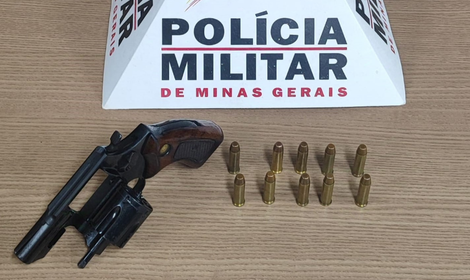 Suspeito de crimes violentos é preso com arma de fogo ilegal em Ouro Preto. Foto = divulgação 52º BPM/PMMG.