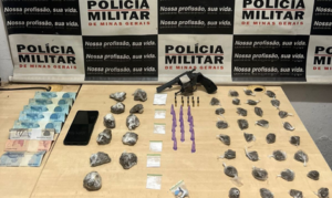Ação rápida da PM resulta em apreensão de drogas e captura de criminoso com passagens por homicídios. Foto = divulgação 52º BPM/PMMG.