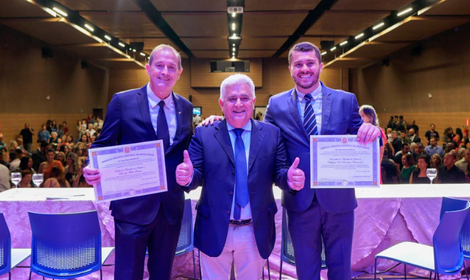 Prefeito e vice-prefeito eleitos recebem diplomas da Justiça Eleitoral. Foto = reprodução/divulgação.