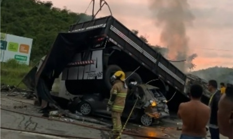 Colisão entre ônibus, carreta e carro resulta em tragédia no Vale do Mucuri. Foto = reprodução redes sociais.