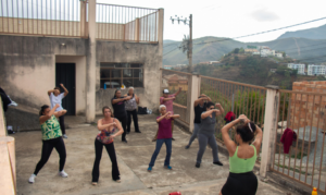 Projeto promove saúde e socialização para adultos, idosos e jovens. Foto = reprodução Júlia Peret.