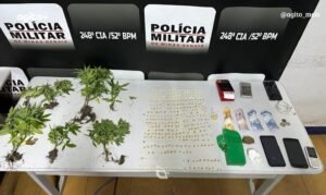Polícia Militar encontra drogas e armas após denúncia anônima no bairro Pocinho. Foto = reprodução 52º BPM/PMMG.