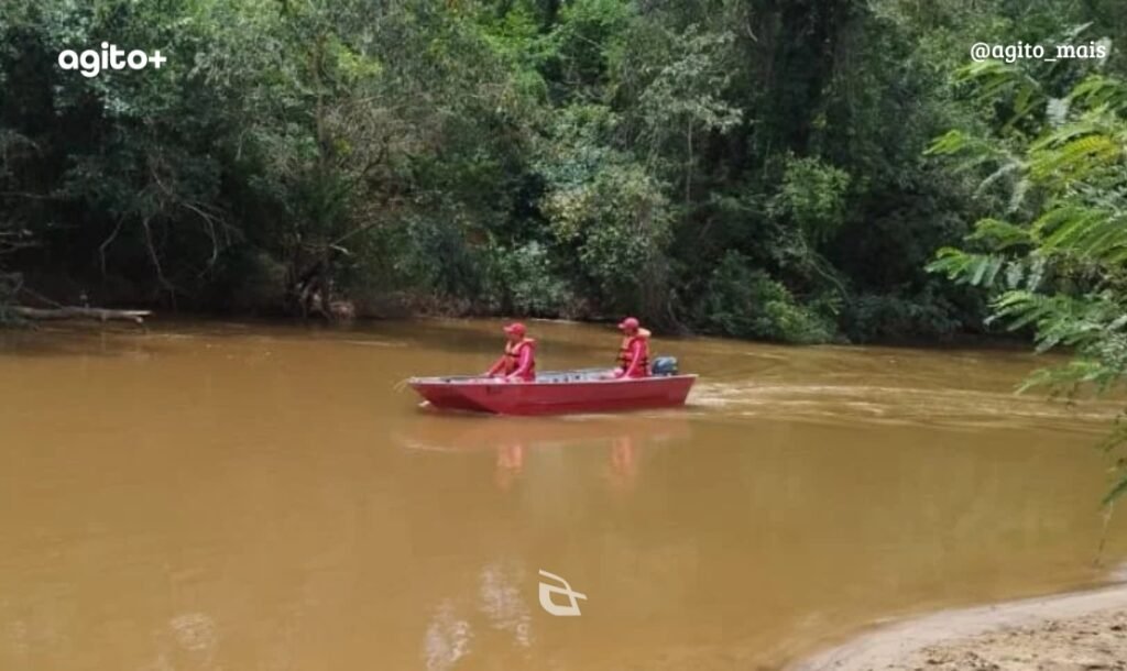 Criança de 10 anos foi encontrada a 800 metros de onde desapareceu, presa a galhos no Rio Lambari. Foto = divulgação.