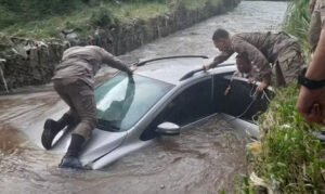 cidente mobiliza motoristas e PMs em Betim; idoso é resgatado com sucesso. Foto = divulgação Polícia Militar.