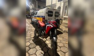 Homem é detido em flagrante após ser encontrado com veículo roubado. Foto = divulgação 52º BPM/PMMG.