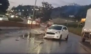 Ford Ka colide com mureta e provoca congestionamento de mais de um quilômetro. Foto = reprodução redes sociais.