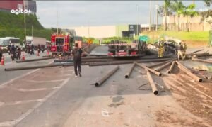 A rodovia chegou a ser totalmente interditada no sentido São Paulo, com congestionamento de mais de 4 km.. Foto = reprodução Tv Globo.