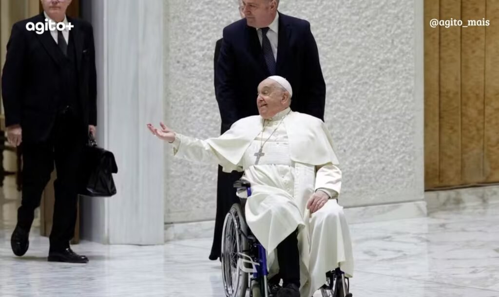 Pontífice fratura o braço direito em acidente na casa Santa Marta. Foto = reprodução REUTERS/Remo Casilli.