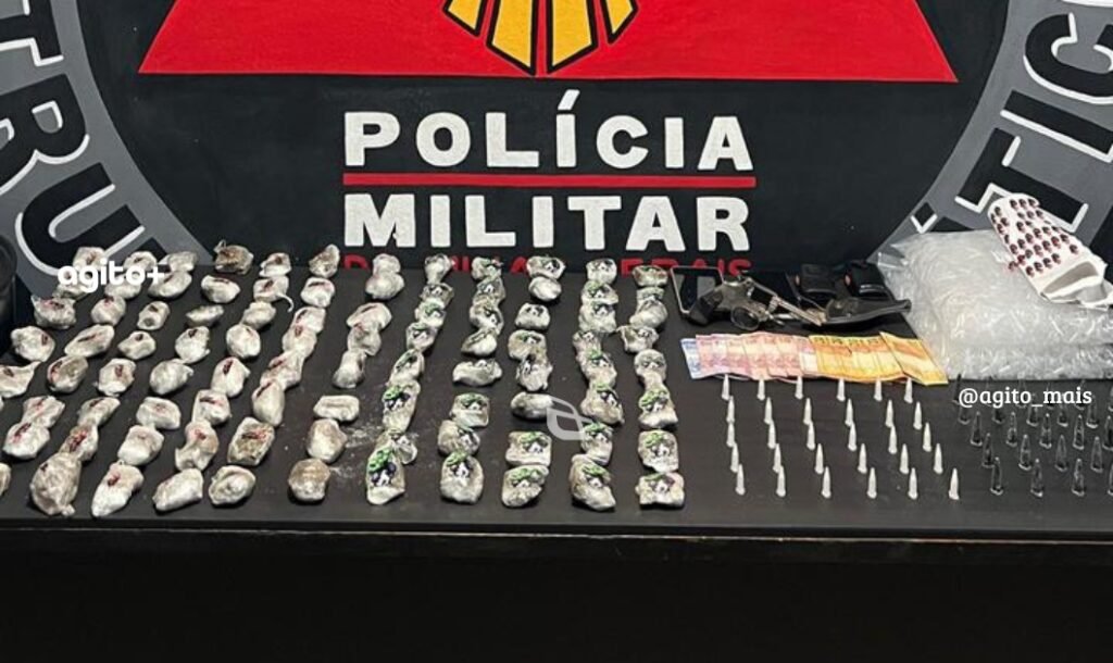 Durante a busca, os policiais encontraram duas bolsas contendo um revólver calibre .22 e uma grande quantidade de drogas. Foto = divulgação PMMG.