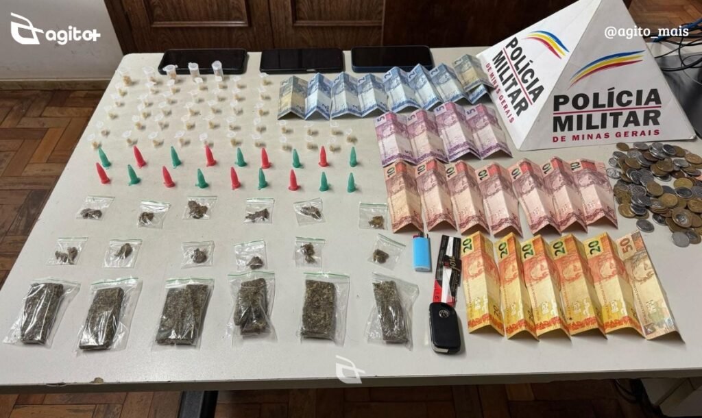 Após a abordagem, foram encontrados diversos materiais destinados ao comércio de entorpecentes. Foto = divulgação Polícia Militar.