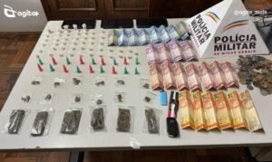 Após a abordagem, foram encontrados diversos materiais destinados ao comércio de entorpecentes. Foto = divulgação Polícia Militar.