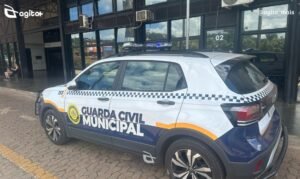 Homem com mandado de 26 anos, se entrega à GCMI no terminal rodoviário. Foto = divulgação GCMI.