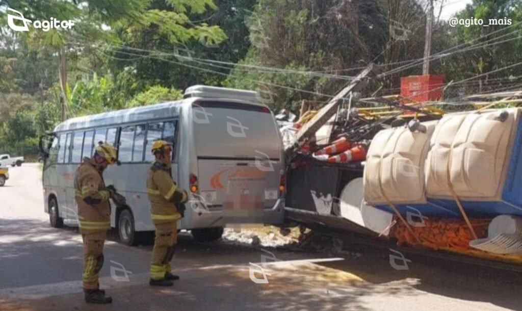 Acidente no distrito de Ouro Preto causa danos materiais e interrompe fornecimento de energia. Foto = divulgação CBMMG.