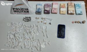 Durante patrulhamento no bairro Padre Adelmo, policiais apreendem drogas, dinheiro e celular abandonados por suspeitos em fuga. Foto = divulgação PMMG.