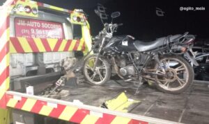 Motocicleta com motor adulterado é encontrada por policiais no bairro antônio dias, graças a informações de um transeunte. Foto = divulgação PMMG.