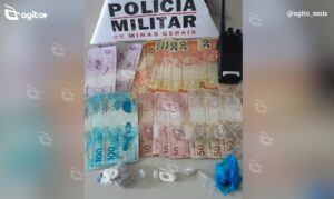 Ação no bairro Padre Adelmo resulta na apreensão de entorpecentes, rádio de comunicação e R$ 725; menor é conduzido à delegacia. Foto = divulgação PMMG.