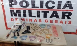 Itabirito: homem de 23 anos é preso com 52 pinos de cocaína, armas e R$ 2.729 no bairro Praia.