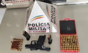 Operação resulta na apreensão de arma de fogo e carregadores durante atendimento de ameaça. Foto = divulgação 52º BPM/PMMG.
