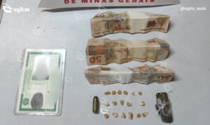 Operação da Polícia Militar em Cachoeira do Campo resulta na apreensão de drogas, munição e documentos falsificados. Foto — divulgação Polícia Mmilitar.