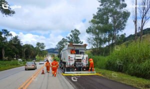 Intervenções em Cristiano Otoni, Ressaquinha, Carandaí e Barbacena seguem até sexta-feira com serviços de recuperação do pavimento. Foto — divulgação.