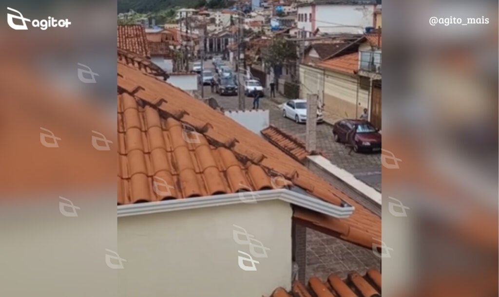 Conhecido por sua agressividade, homem supostamente inimputável é detido após causar danos e tumultuar o bairro Bauxita. Foto — reprodução grupos de WhatsApp.
