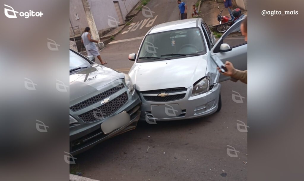 Mulher de 60 anos fica ferida após carro descer morro sem controle e atingir outros veículos no bairro Santo Antônio. Foto — divulgação Brigada Municipal.