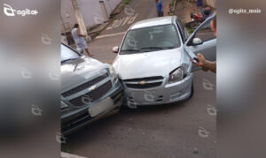 Mulher de 60 anos fica ferida após carro descer morro sem controle e atingir outros veículos no bairro Santo Antônio. Foto — divulgação Brigada Municipal.