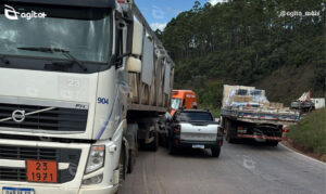 Acidente ocorreu na Serra da Santa, a cerca de 800 metros do local onde uma carreta tombou mais cedo. Foto — divulgação Brigada Municipal de Itabirito.