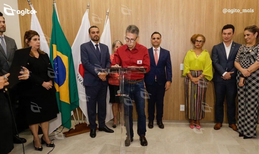 Sanção ocorreu em cerimônia na OAB-MG com presença de Romeu Zema e autoridades estaduais. Foto — divulgação Cristiano Machado / Imprensa MG.