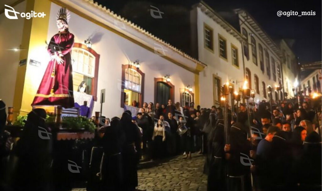 Cortejo noturno com tochas incandescentes percorreu ruas históricas da cidade nesta quinta-feira Santa, revivendo a prisão de Cristo. Foto — Prefeitura de Ouro Preto.