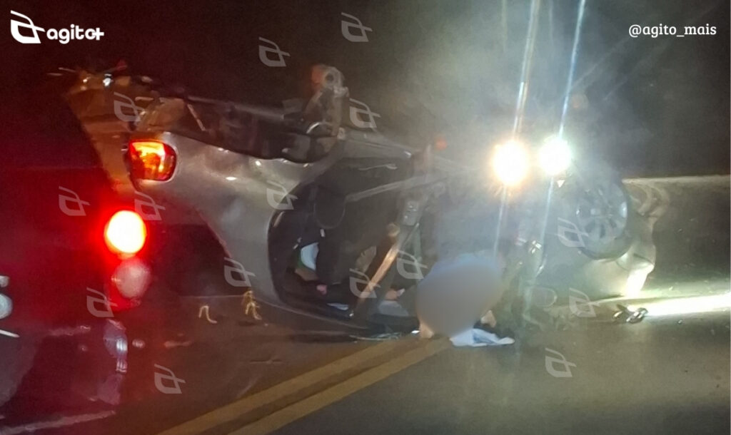Acidente com Fiat Siena mobiliza Brigada de Itabirito na noite de Sexta-feira Santa; passageira foi levada à UPA em estado de choque. Foto — reprodução grupos de WhatsApp.