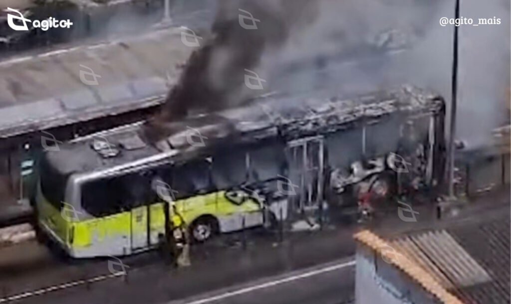 Incêndio atingiu coletivo da linha 62 (Venda Nova/Savassi) próximo à estação Move Sagrada Família na tarde de sábado (22). Ninguém se feriu. Foto — vídeo reprodução.