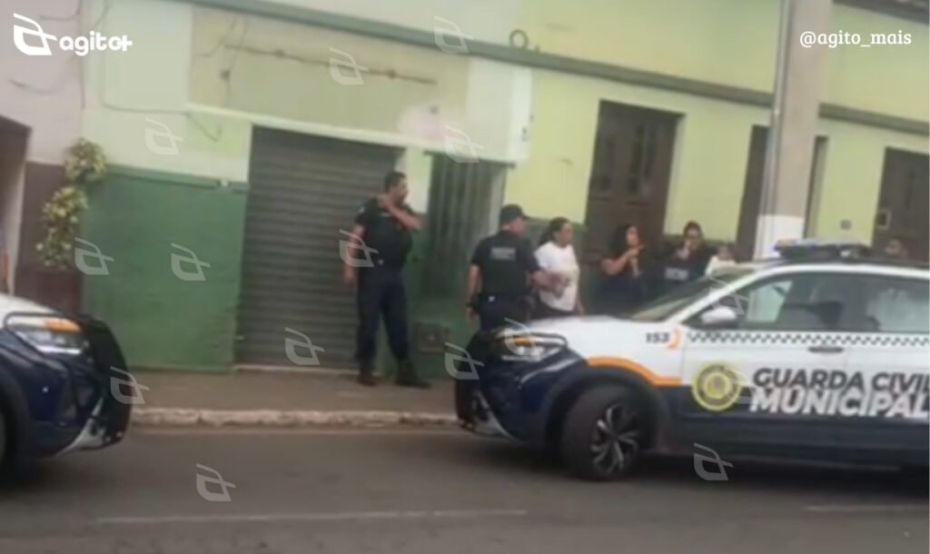 Confusão em frente a um comércio envolveu cinco pessoas e mobilizou quatro viaturas da Guarda Municipal nesta quinta-feira (24/4), em plena luz do dia. Foto — reprodução grupos de WhatsApp.