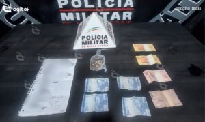 Durante patrulhamento, polícia localiza 15 pedras de crack e anotações do tráfico em residência no bairro Nossa Senhora da Piedade. Foto — Polícia Militar.