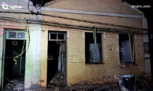 Incêndio atingiu duas casas em área pertencente à VDL Siderurgia, nas proximidades da Escola Municipal Laura Queiroz, durante a madrugada. Foto — Brigada Municipal de Itabirito.