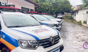 Ação da PM ocorreu em diversos bairros da cidade e resultou na prisão de quatro homens com mandados em aberto. Foto — Agito Mais.