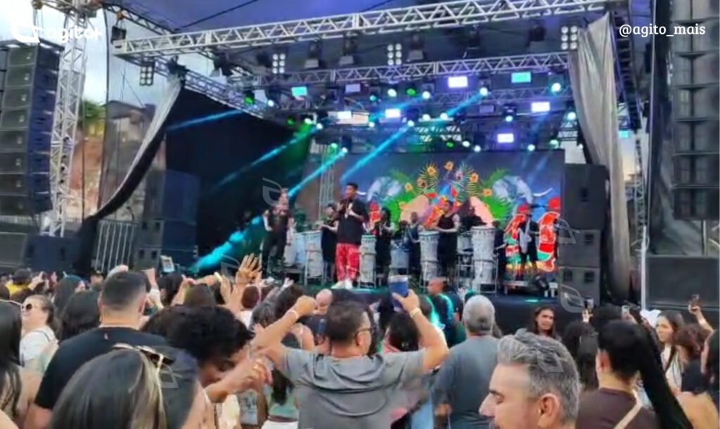 Evento reuniu milhares de pessoas na área da Julifest e contou com shows, homenagens e a presença de autoridades municipais. Foto — reprodução grupos de WhatsApp/captura de vídeo.