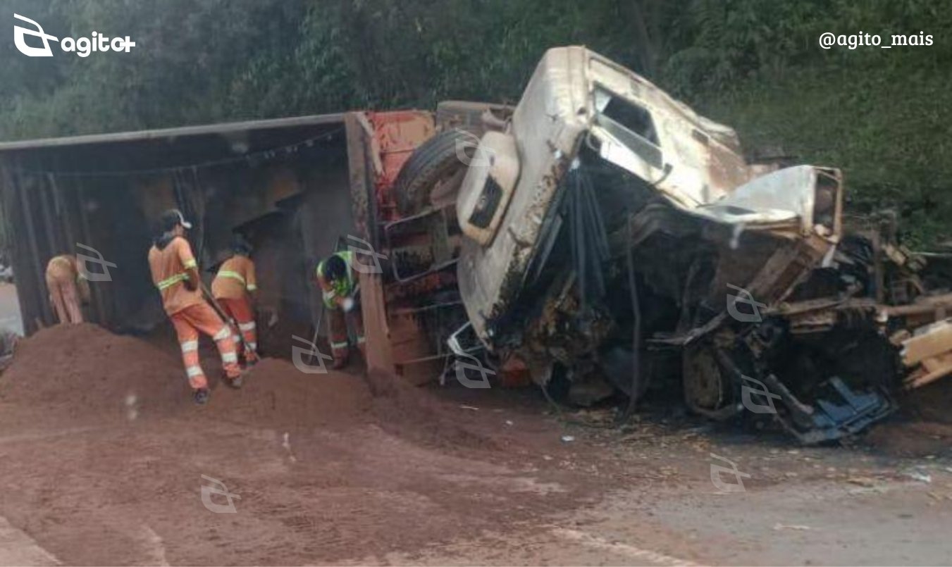 Colisão aconteceu na madrugada desta quinta-feira (8) no km 587,6, sentido BH; uma pessoa ficou ferida e houve derramamento de carga. Foto — reprodução redes sociais.