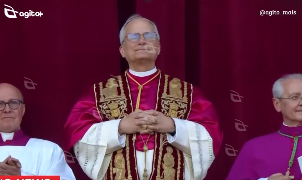 Novo pontífice fez sua primeira aparição às 14h23 e, emocionado, discursou aos fiéis reunidos na Praça de São Pedro. Foto — reprodução CNN.