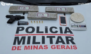 Abordagem policial na Rua Paraopeba, entre os bairros Vila Gonçalo e Santa Rita, resultou na apreensão de arma com numeração raspada, drogas e balança de precisão em veículo com fundo falso. Foto — Polícia Militar.
