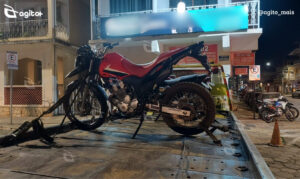 Abordagem ocorreu após denúncia anônima; condutor tentou se esconder entre veículos no distrito de Novo Bento e resistiu à prisão. Foto — Polícia Militar.