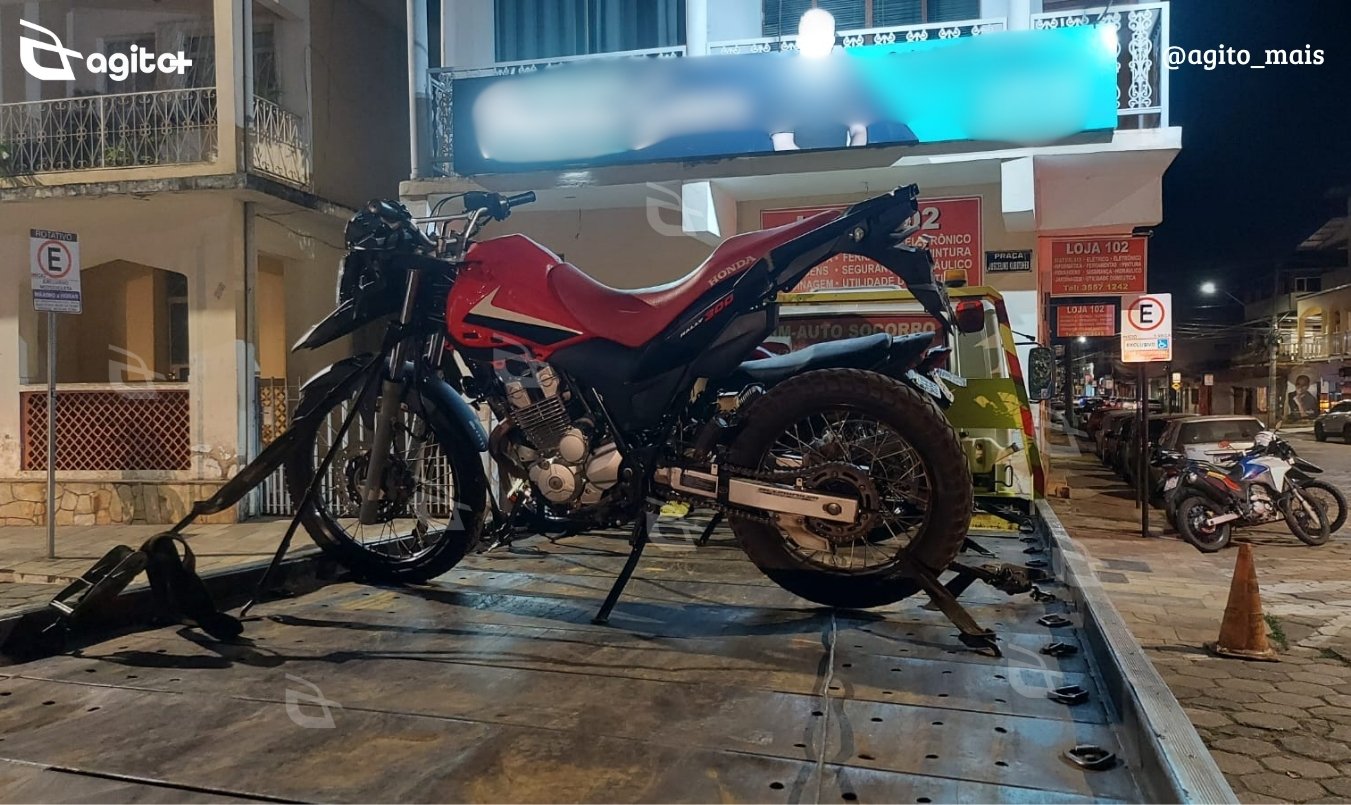 Abordagem ocorreu após denúncia anônima; condutor tentou se esconder entre veículos no distrito de Novo Bento e resistiu à prisão. Foto — Polícia Militar.