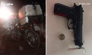 Durante operação policial no bairro Padre Adelmo, motociclista de 18 anos foi flagrado com simulacro de arma tipo pistola e veículo com documentação atrasada. Foto — Polícia Militar.