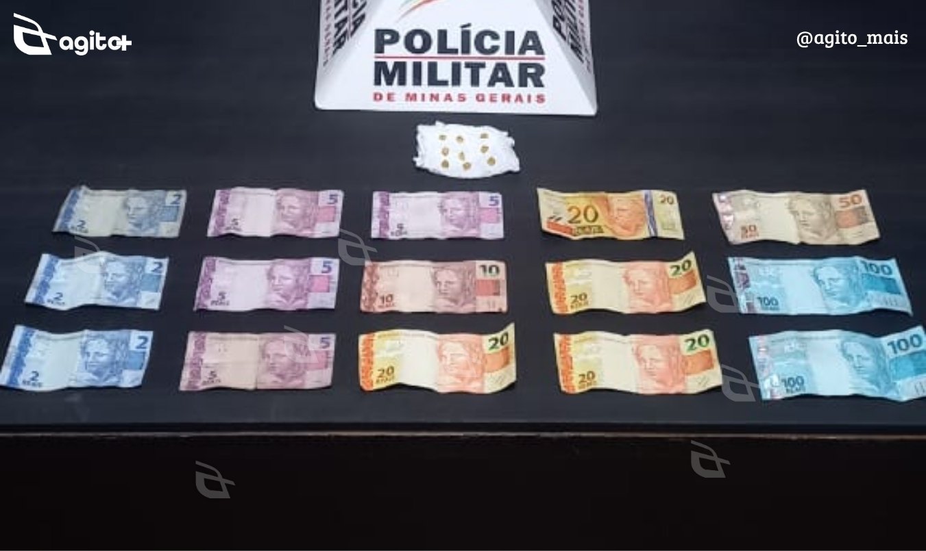 Jovem de 24 anos foi abordado após denúncias e monitoramento da PM; crack e dinheiro foram apreendidos. Foto — Polícia Militar.