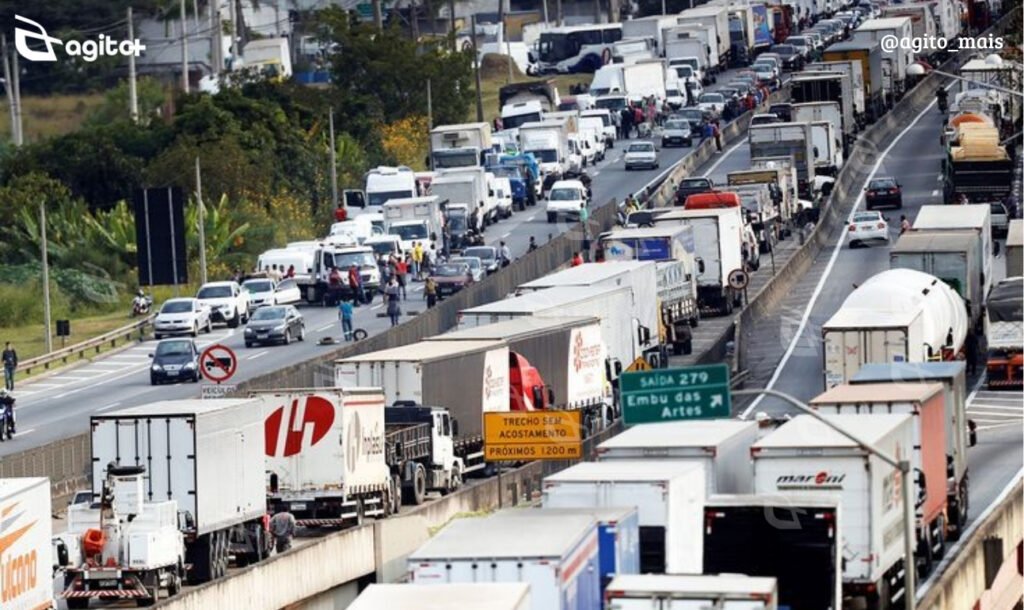 Manifestação organizada por transportadoras de combustíveis bloqueia base da Vibra Energia em Betim e já causa impacto logístico na Grande BH. Foto — Pinterest.
