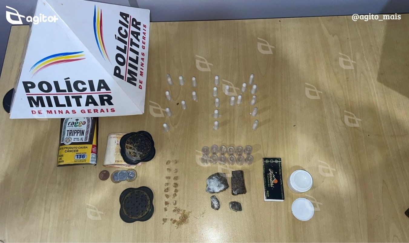 Guarnição do 52º BPM encontra crack, cocaína, maconha e r$ 104 com suspeito de 16 anos. Foto — Polícia Militar.