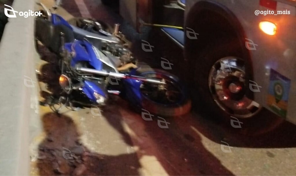Acidente ocorreu na Av. Queiroz Júnior (antiga BR-356); motociclista perdeu o controle e atingiu veículo da Geraltur. Foto — Brigada Municipal de Itabirito