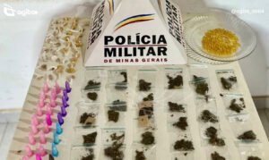 Ocorrência envolveu crack, maconha e cocaína localizados após denúncia anônima. Foto — Polícia Militar.